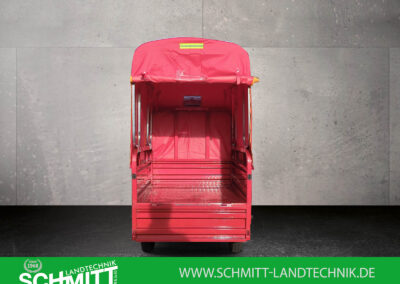 Rückansicht des roten Modells mit aufgerollter Plane und Blick auf die Ladefläche