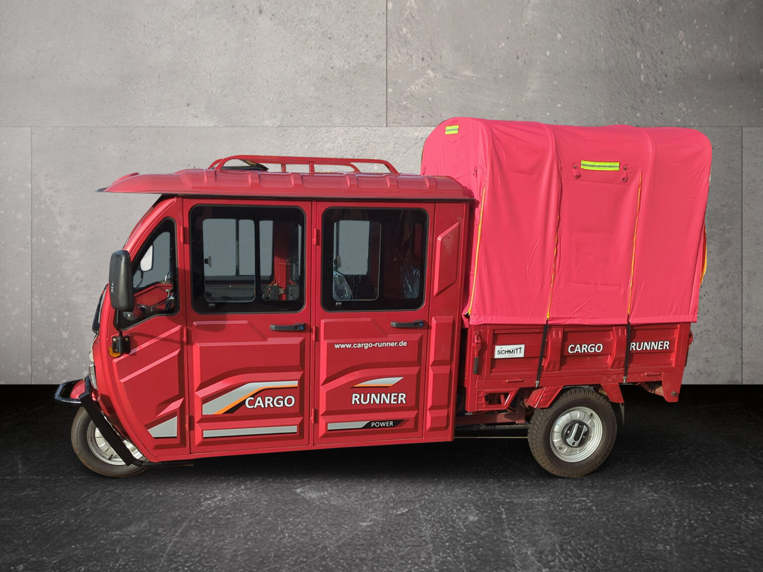 Seitenansicht des roten Cargo Runner Doppelkabiner mit Planenaufbau und Doppelkabine