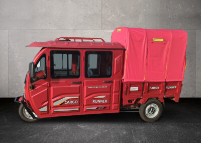 Seitenansicht des roten Cargo Runner Doppelkabiner mit Planenaufbau und Doppelkabine