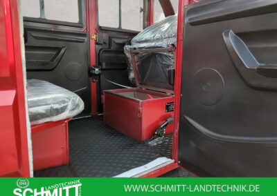 Rücksitzansicht im roten Modell, Blick durch geöffnete Tür