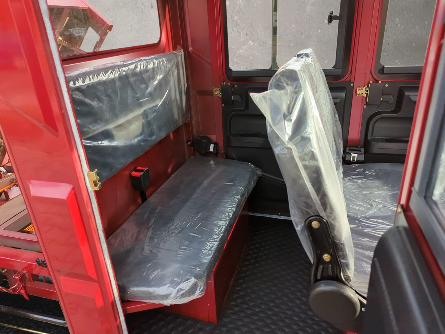 Innenansicht der Rückbank in Rot im Cargo Runner Doppelkabiner