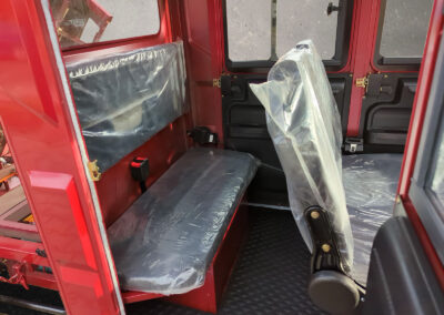 Innenansicht der Rückbank in Rot im Cargo Runner Doppelkabiner