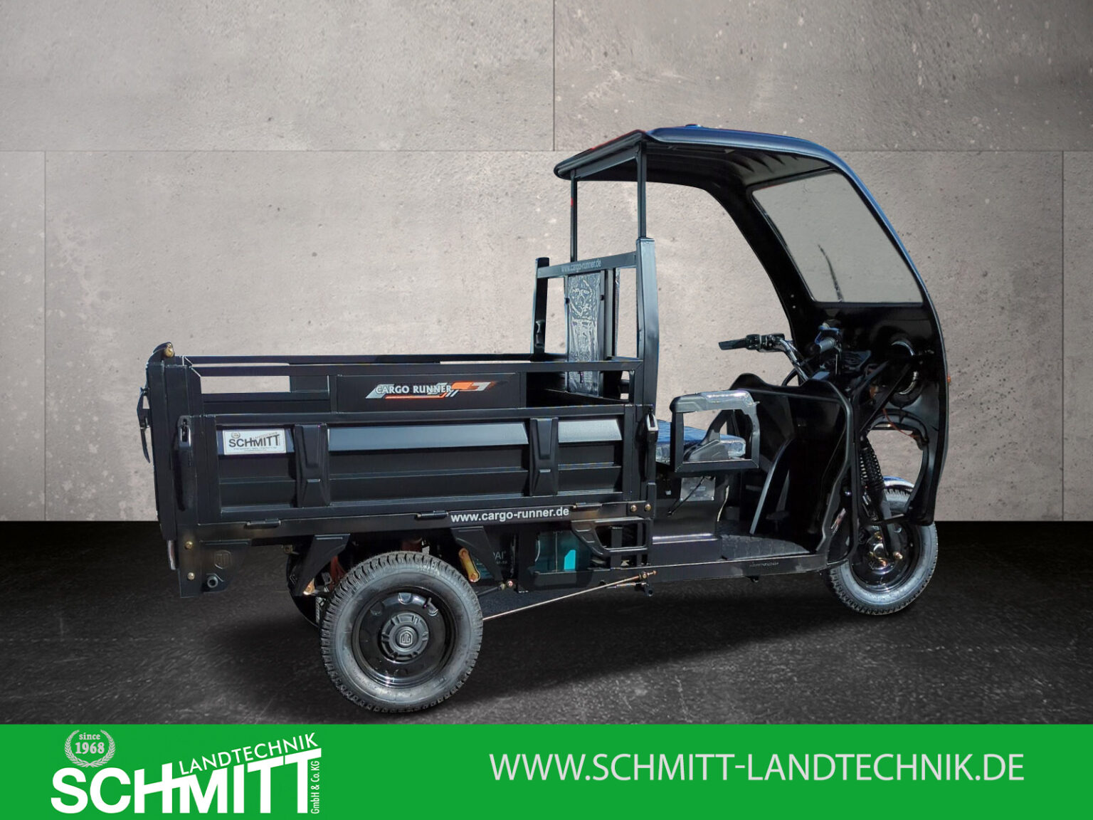 Seitenansicht des schwarzen Modells mit Dach und geschlossener Ladefläche