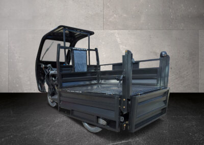 Dreiviertelansicht des Cargo Runner Heavy Duty mit offener Ladefläche in Schwarz