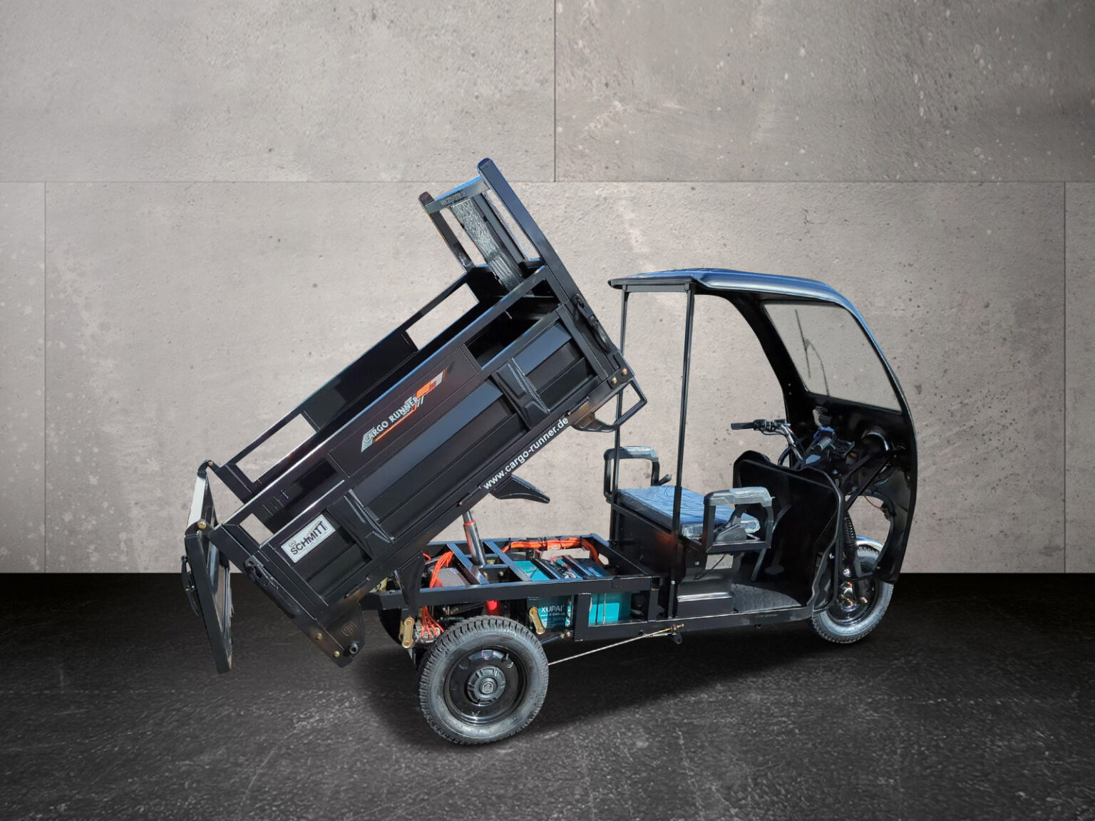 Seitenansicht des Heavy Duty mit voll gekippter Pritsche und geöffnetem Heck