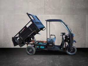 Seitenansicht des Heavy Duty in Schwarz mit hydraulisch gekippter Ladefläche