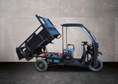 Seitenansicht des Heavy Duty in Schwarz mit hydraulisch gekippter Ladefläche