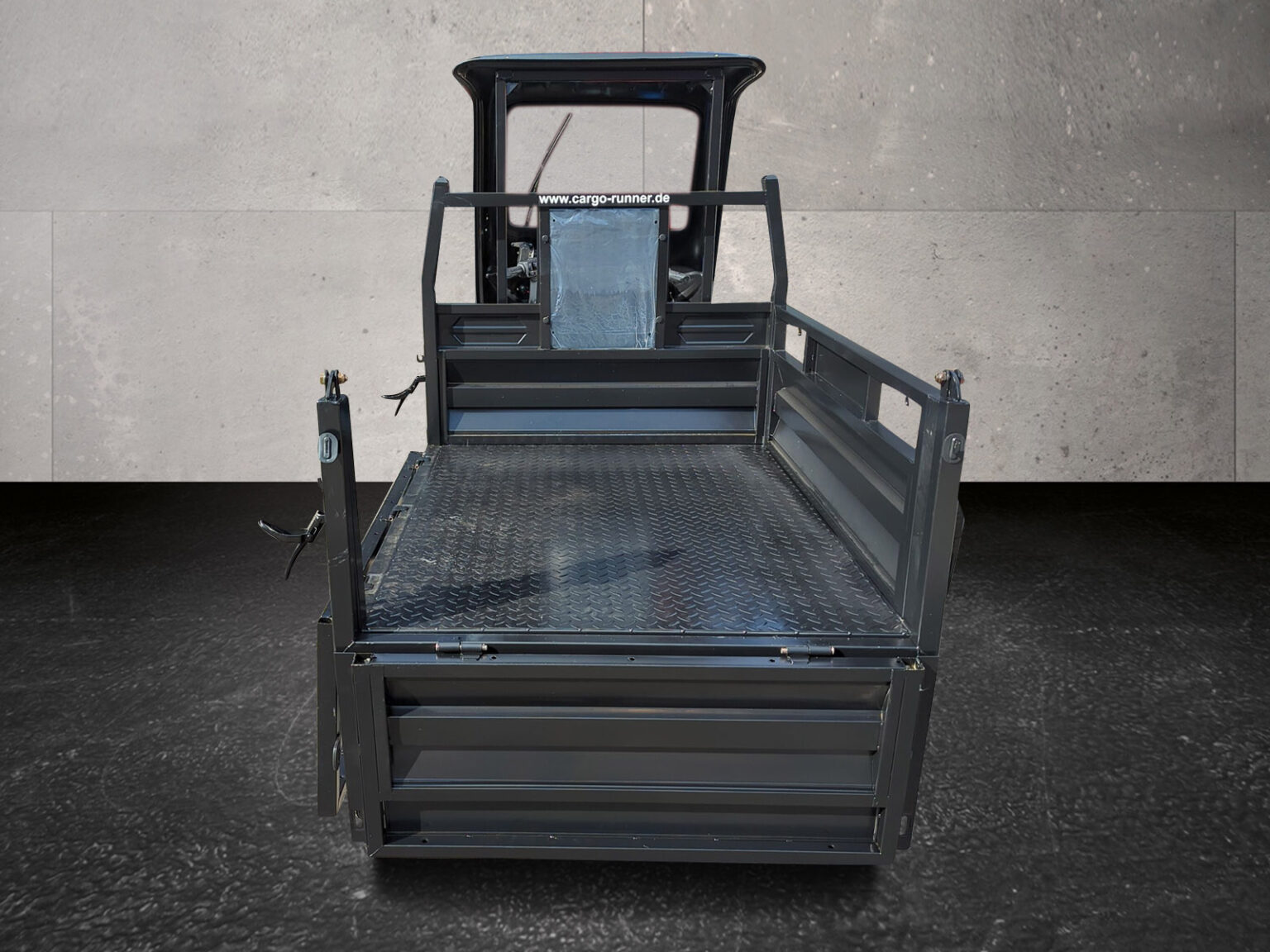 Rückansicht des schwarzen Modells mit automatischer Heckklappe