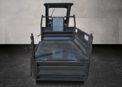 Rückansicht des schwarzen Modells mit automatischer Heckklappe