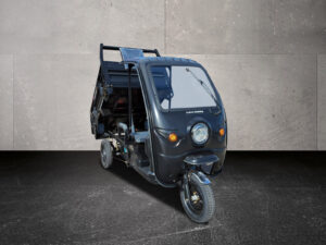 Frontalansicht des Heavy Duty in Schwarz mit Dach und stabiler Front