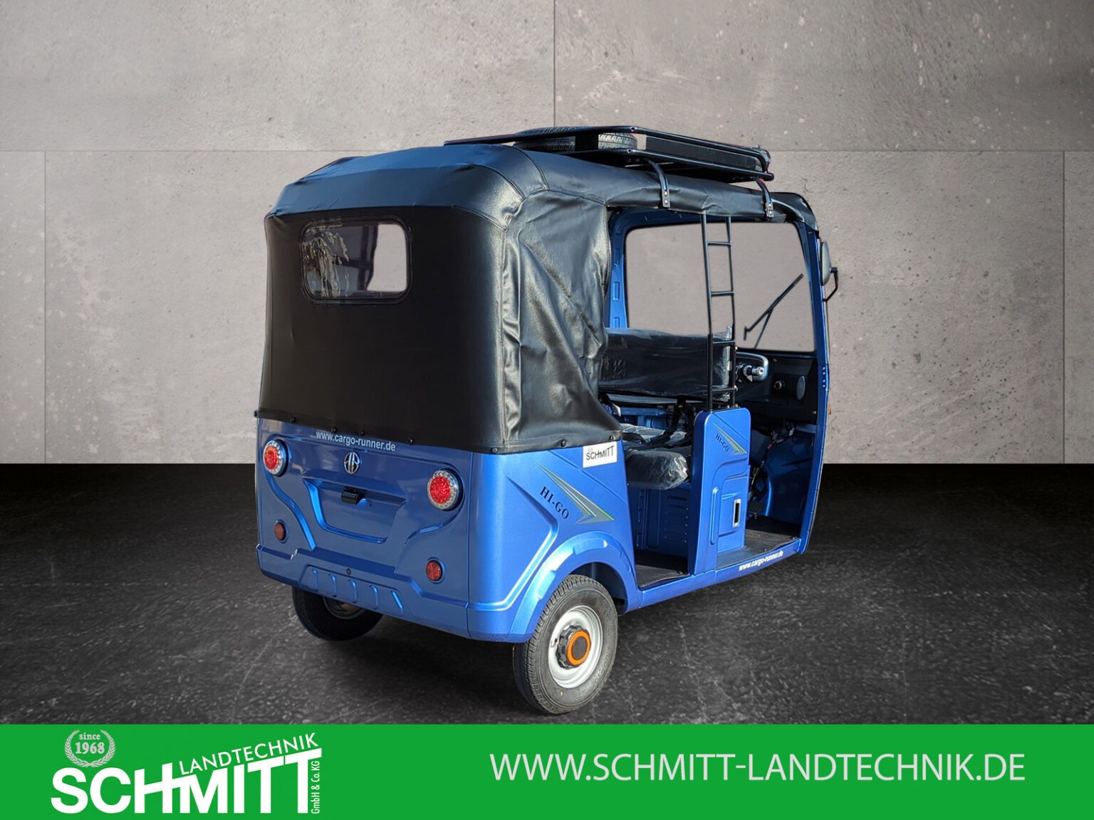 Dreiviertel-Heckansicht des Cargo Runner HIGo in Blau mit geschlossenem schwarzen Verdeck