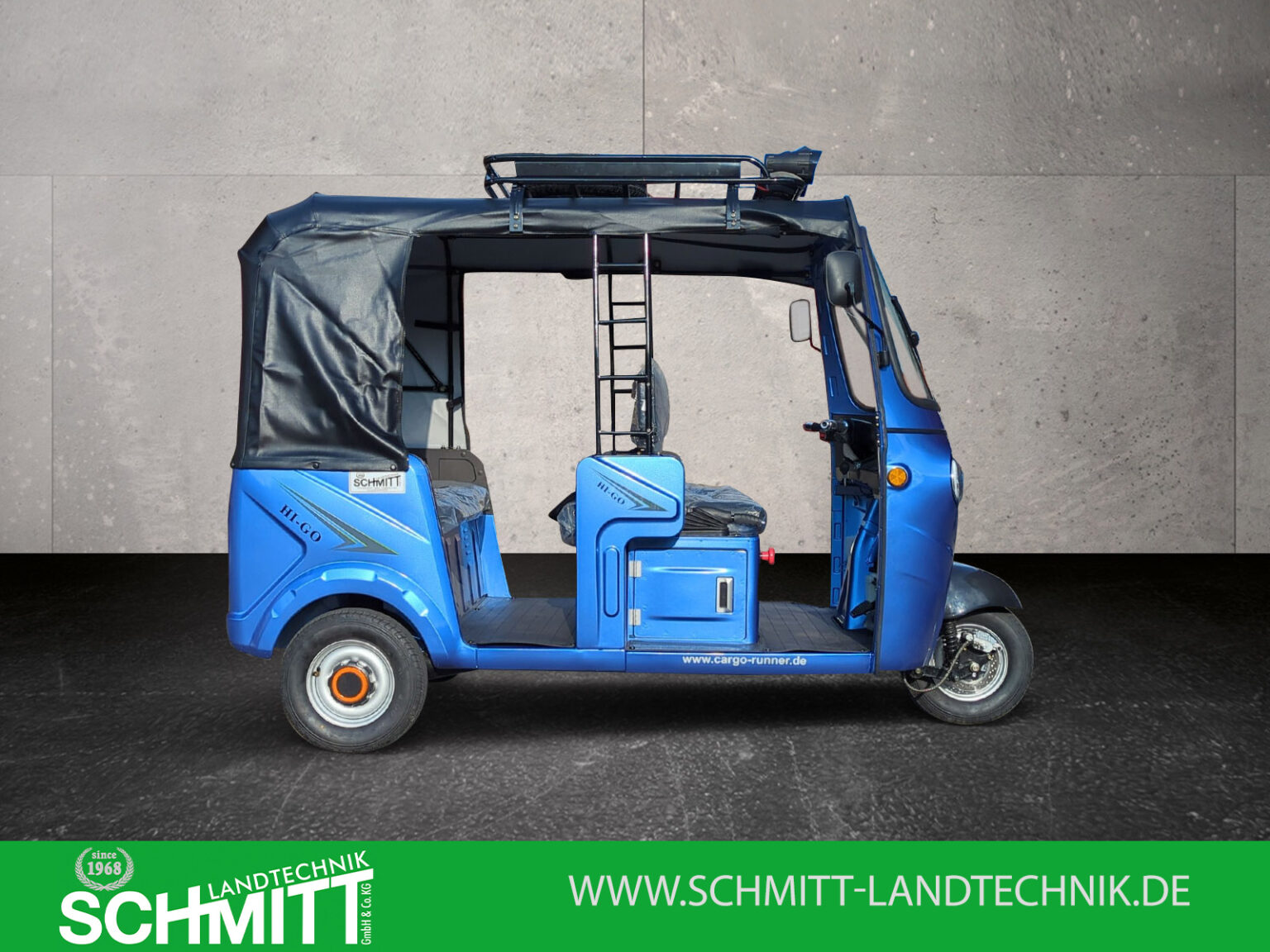 Seitenansicht des Cargo Runner HIGo in Blau mit offenem Einstiegsbereich