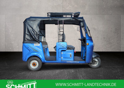 Seitenansicht des Cargo Runner HIGo in Blau mit offenem Einstiegsbereich