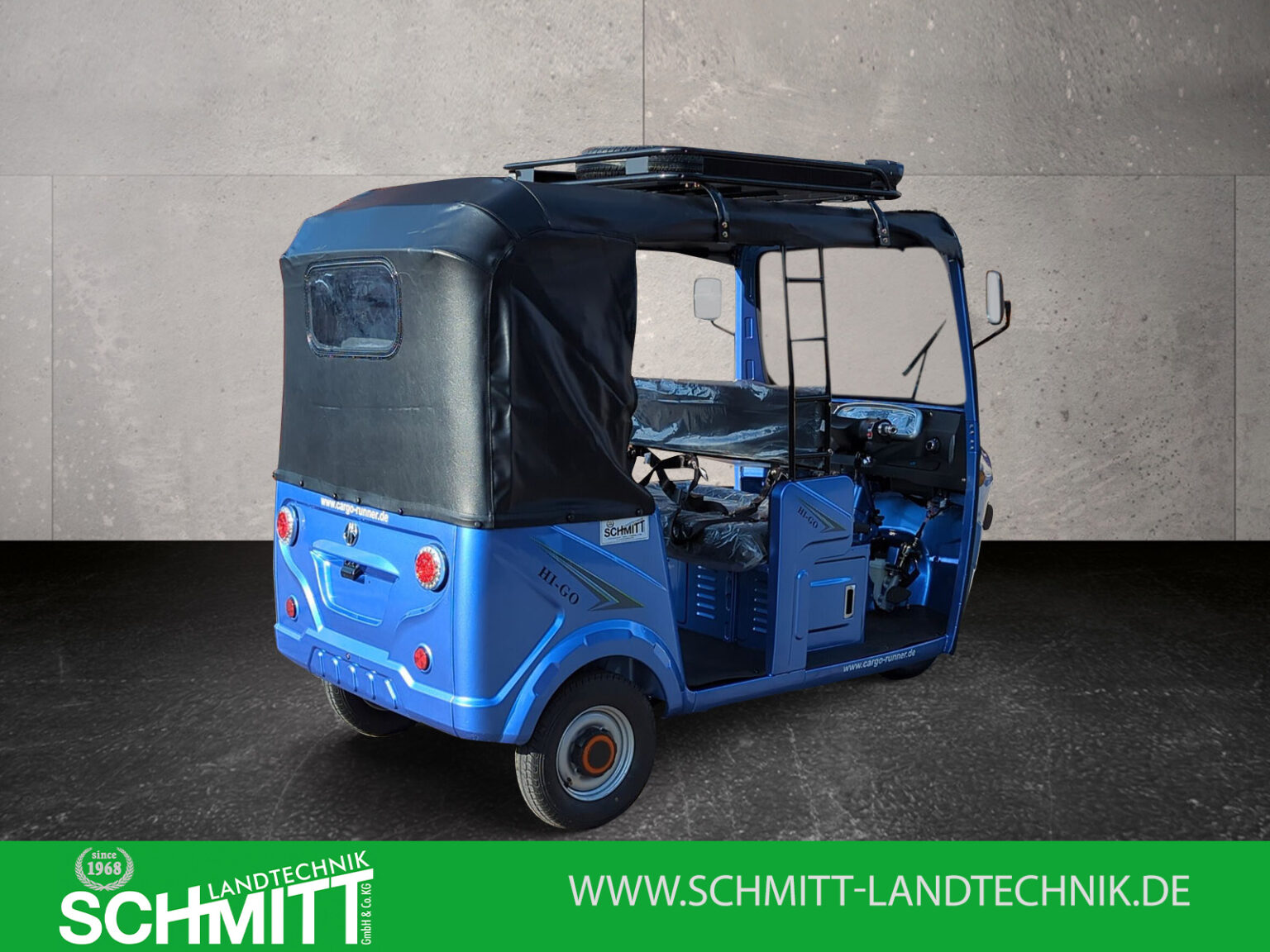 Dreiviertel-Heckansicht des blauen HIGo mit geschlossenem schwarzen Verdeck