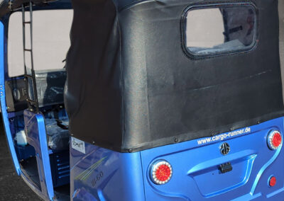 Nahaufnahme der Rückansicht des schwarzen Verdecks beim blauen HIGo