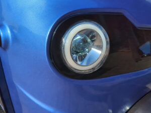 Detailaufnahme des Scheinwerfers beim blauen HIGo Modell