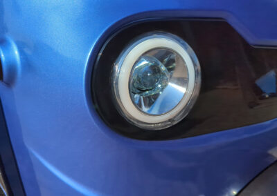 Detailaufnahme des Scheinwerfers beim blauen HIGo Modell