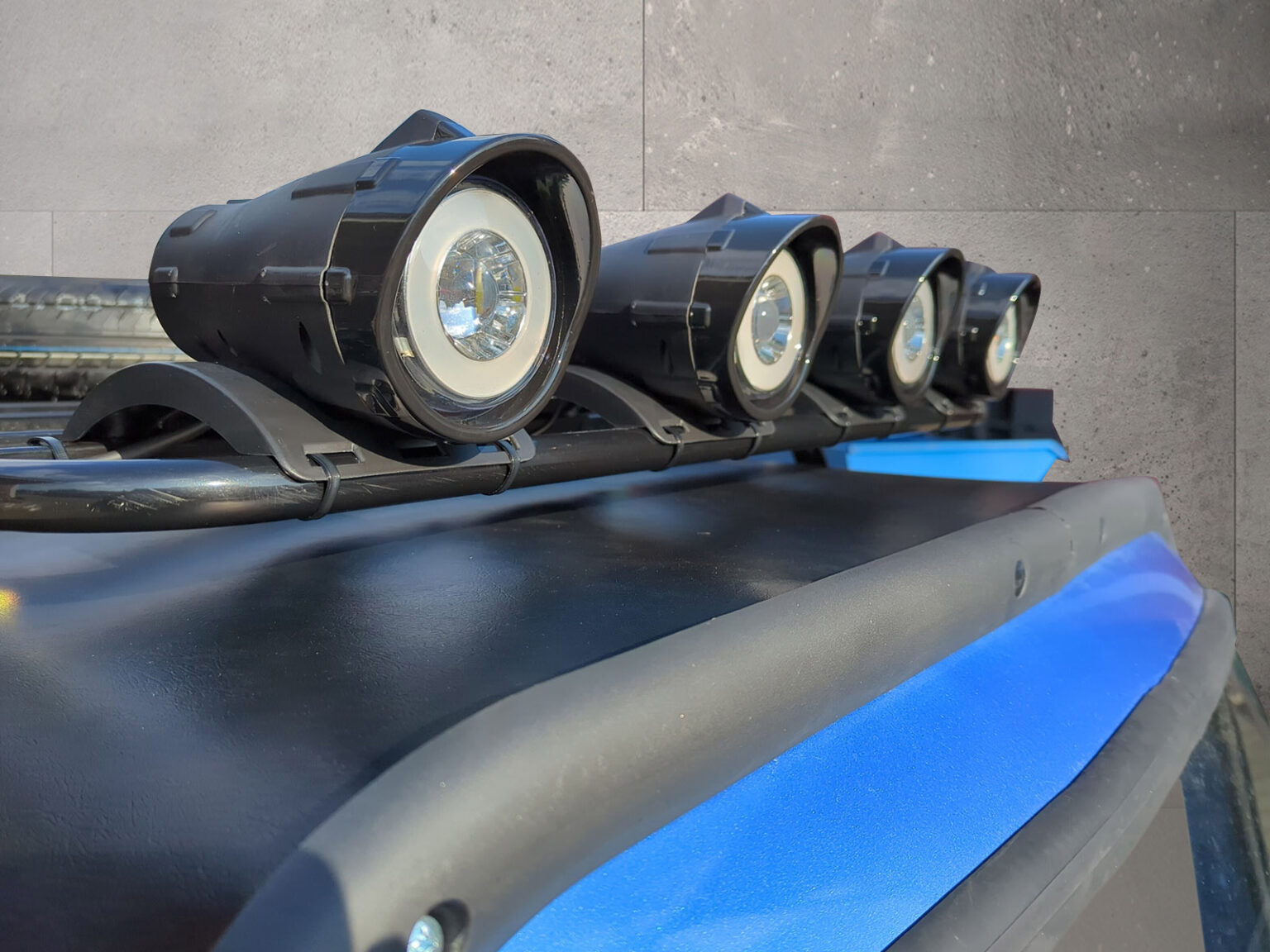 Nahaufnahme der Dachscheinwerfer des blauen HIGo