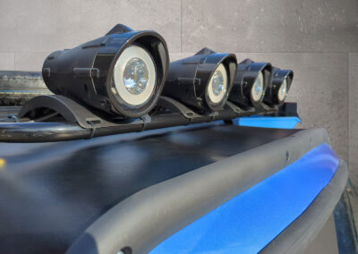 Nahaufnahme der Dachscheinwerfer des blauen HIGo