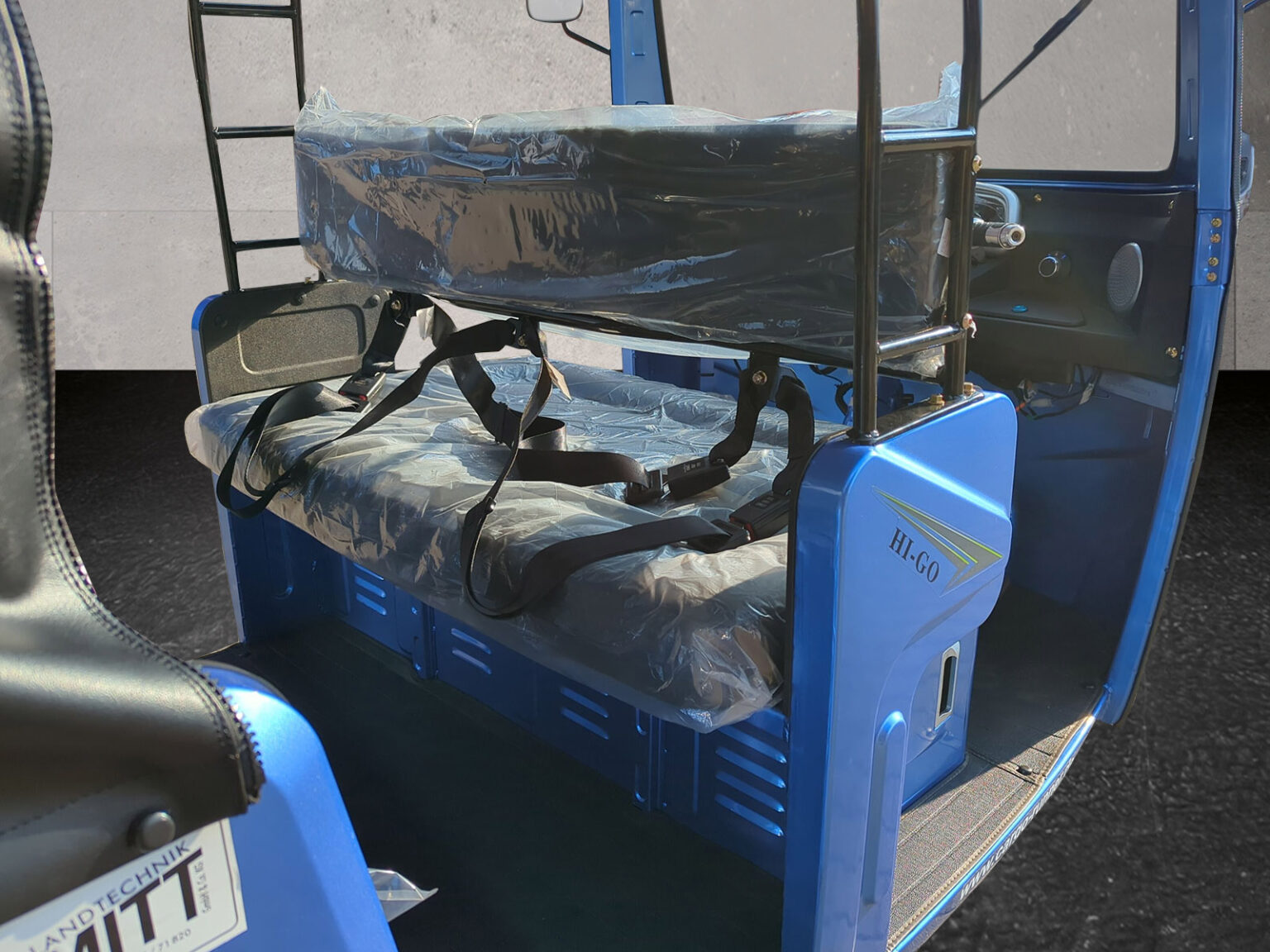 Detailansicht des Passagierbereichs mit Blick auf große Sitzbank