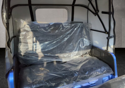 Rückbank im Innenraum des blauen HIGo Modells mit Schutzfolie auf der Sitzfläche