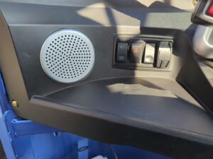 Lautsprecher und Schalterkonsole an der Innenseite des blauen HIGo