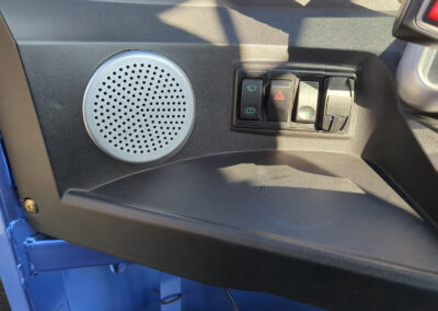Lautsprecher und Schalterkonsole an der Innenseite des blauen HIGo