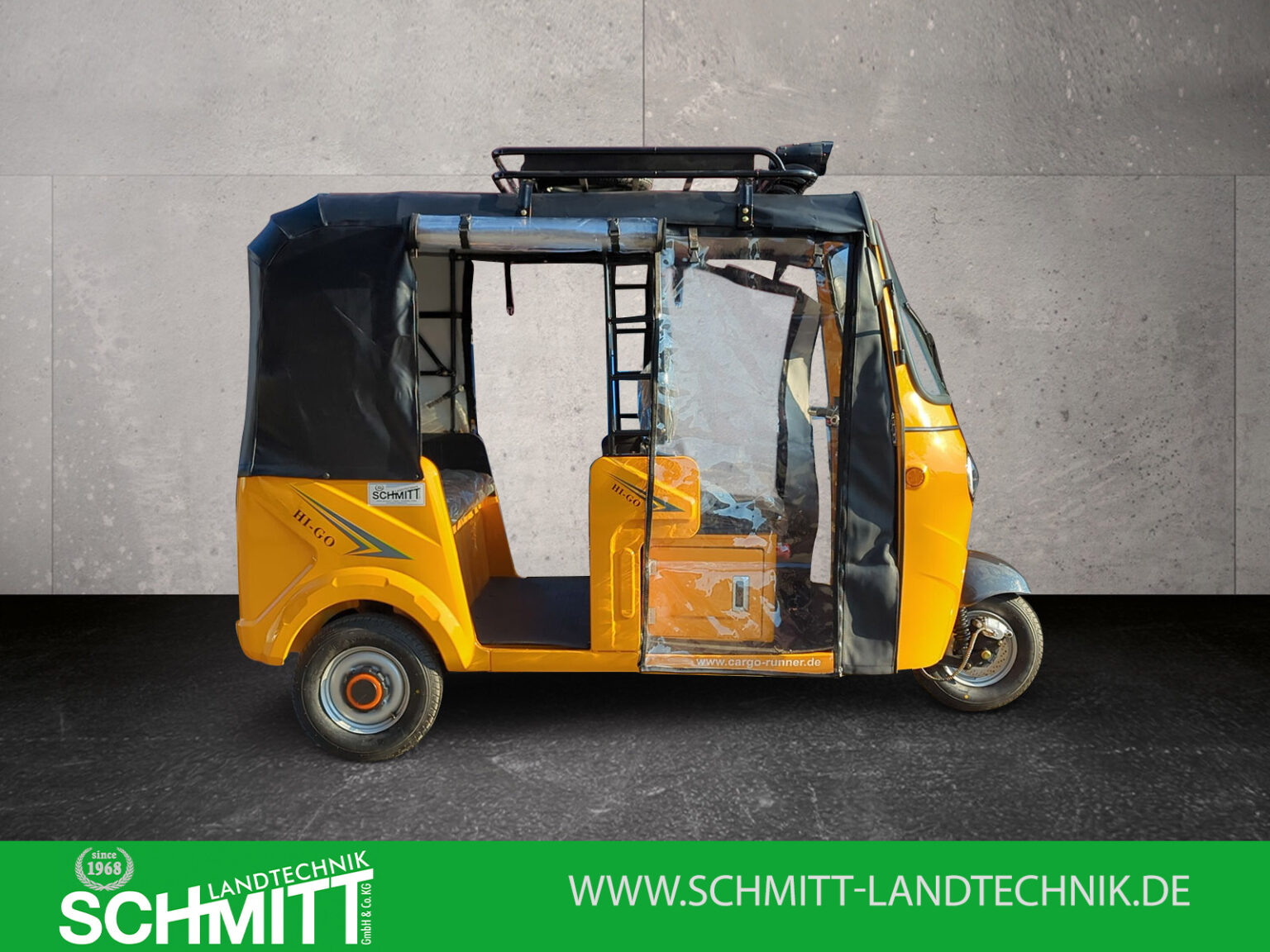 Seitenansicht rechts des HIGo in Gelb mit mit hochgerollter Folientür für den Rücksitzbereich