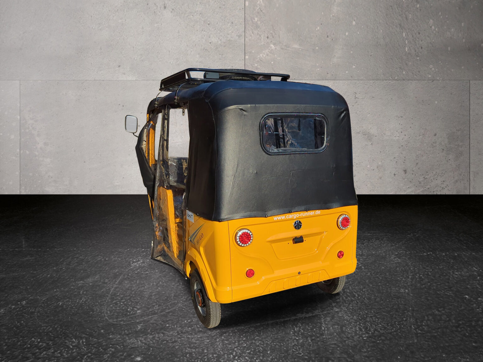 Heckansicht des Cargo Runner HIGo in Gelb mit Rücklicht und schwarzem Verdeck