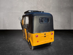 Heckansicht des Cargo Runner HIGo in Gelb mit Rücklicht und schwarzem Verdeck