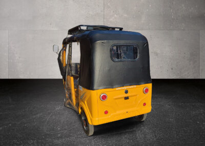 Heckansicht des Cargo Runner HIGo in Gelb mit Rücklicht und schwarzem Verdeck