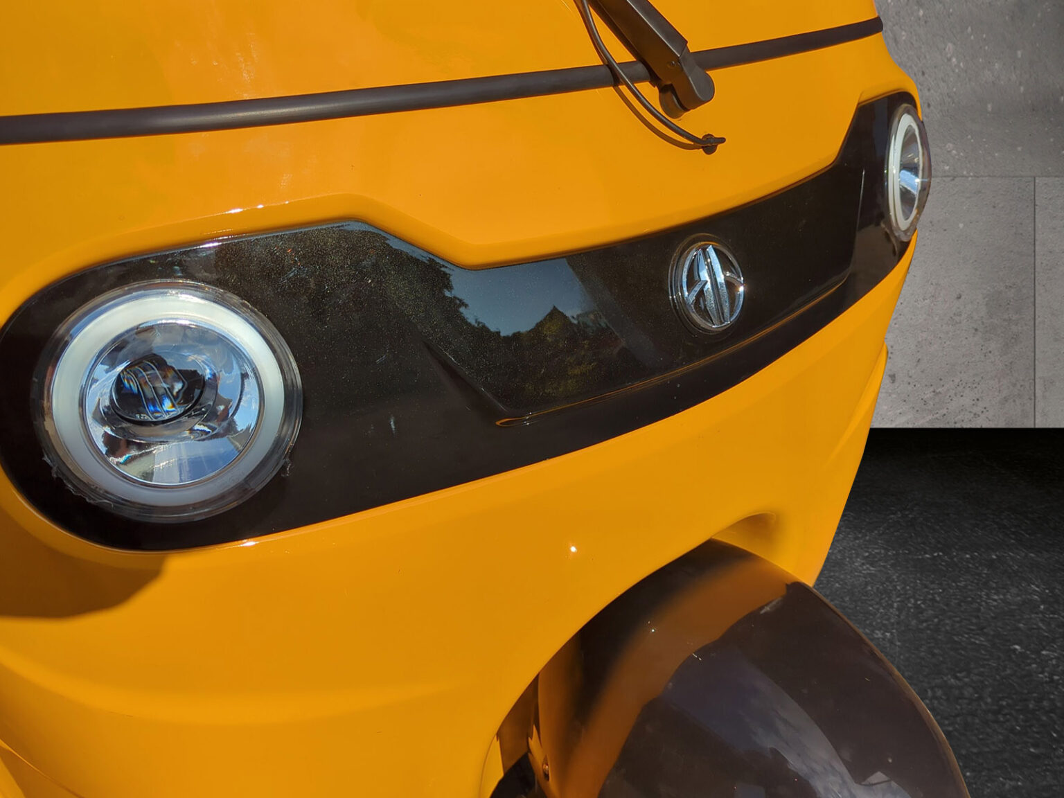 Nahaufnahme der Scheinwerfer des gelben Cargo Runner HIGo