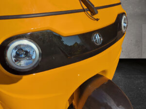 Nahaufnahme der Scheinwerfer des gelben Cargo Runner HIGo