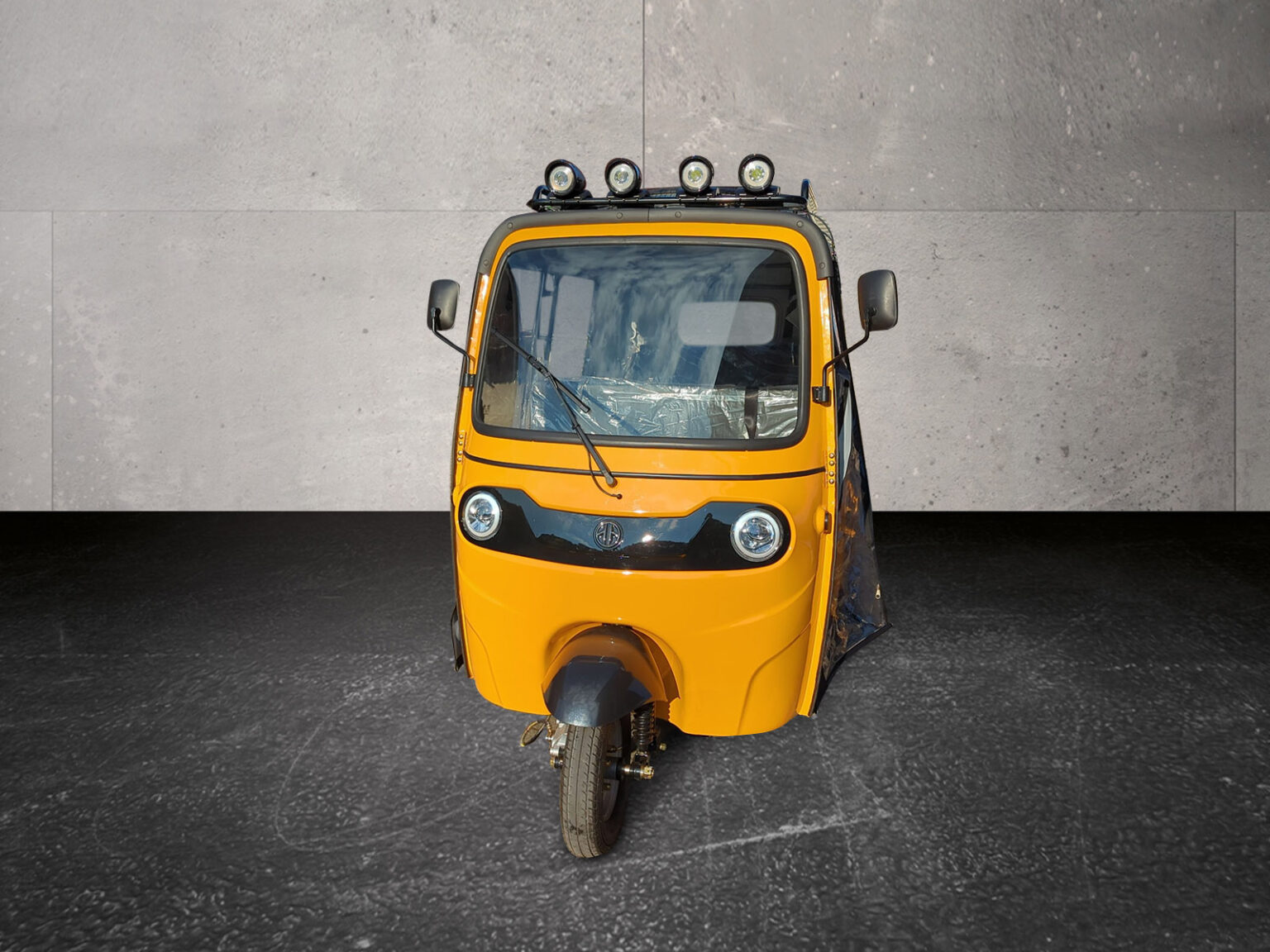 Frontalansicht des Cargo Runner HIGo in Gelb mit Folientüren für die Kabine