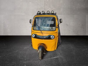 Frontalansicht des Cargo Runner HIGo in Gelb mit Folientüren für die Kabine