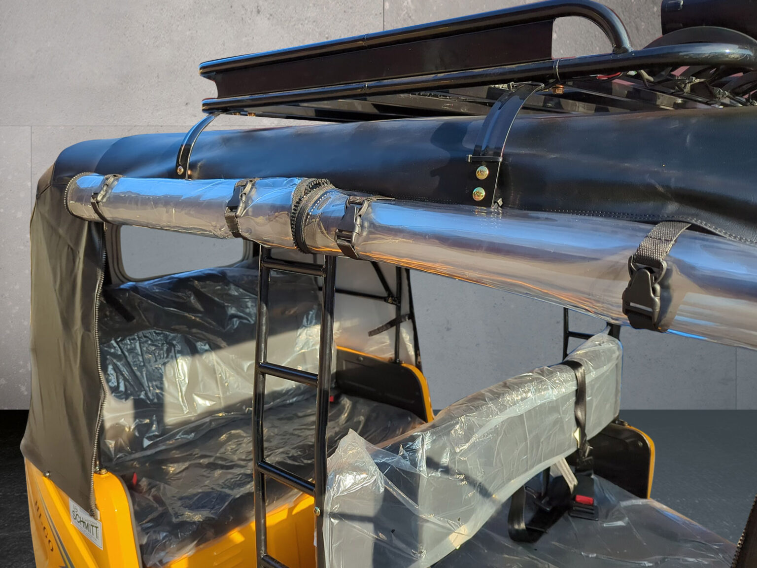 Detailaufnahme des gelben HIGo mit aufgerollten Folientüren