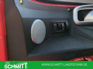 Lautsprecher der Bluetooth-Stereoanlage im roten HIGo