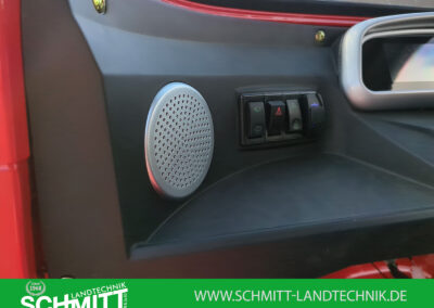 Lautsprecher der Bluetooth-Stereoanlage im roten HIGo