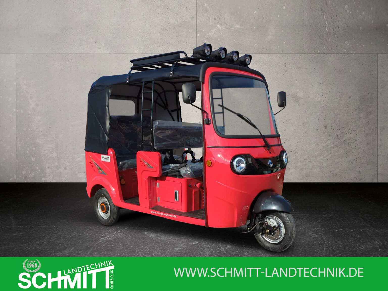 Dreiviertel-Frontansicht des HIGo in Rot mit Dachträger und LED-Scheinwerfern