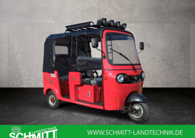 Dreiviertel-Frontansicht des HIGo in Rot mit Dachträger und LED-Scheinwerfern