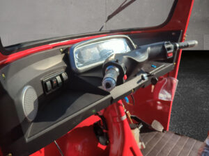 Cockpitansicht mit Tacho und Sicht auf das Lenkrad