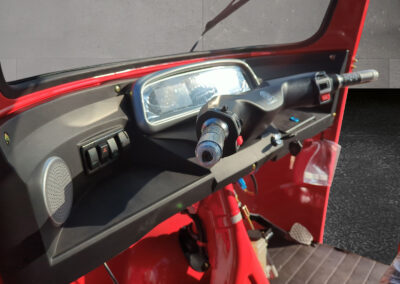 Cockpitansicht mit Tacho und Sicht auf das Lenkrad