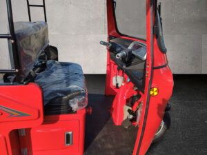 Blick auf den Schaltbereich mit offenem Einstieg und Lenker