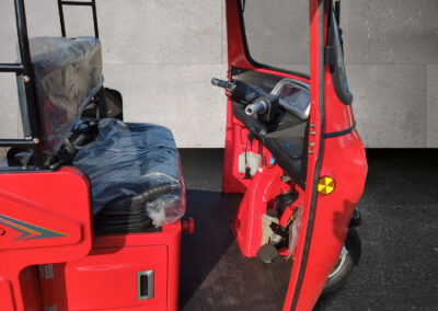 Blick auf den Schaltbereich mit offenem Einstieg und Lenker