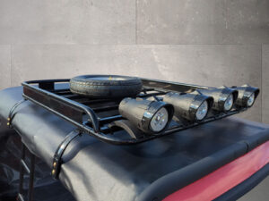 Nahaufnahme der LED-Dachscheinwerfer des roten HIGo