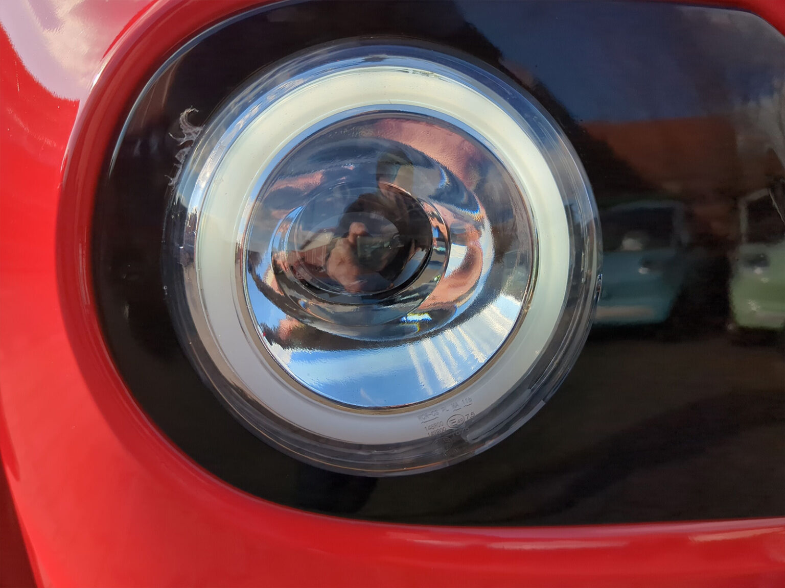 Nahaufnahme des Frontscheinwerfers mit integrierter LED im roten HIGo