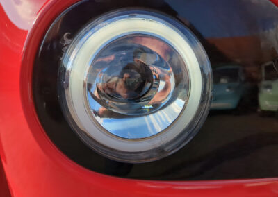 Nahaufnahme des Frontscheinwerfers mit integrierter LED im roten HIGo