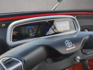 Blick auf das digitale Cockpit des roten HIGo in Rot mit Farbdisplay