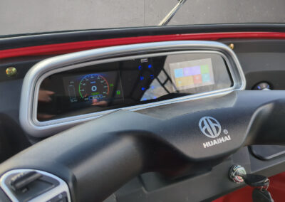 Blick auf das digitale Cockpit des roten HIGo in Rot mit Farbdisplay