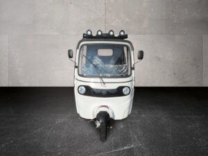 Frontalansicht des Cargo Runner HIGo in Weiß mit drei LED-Dachleuchten